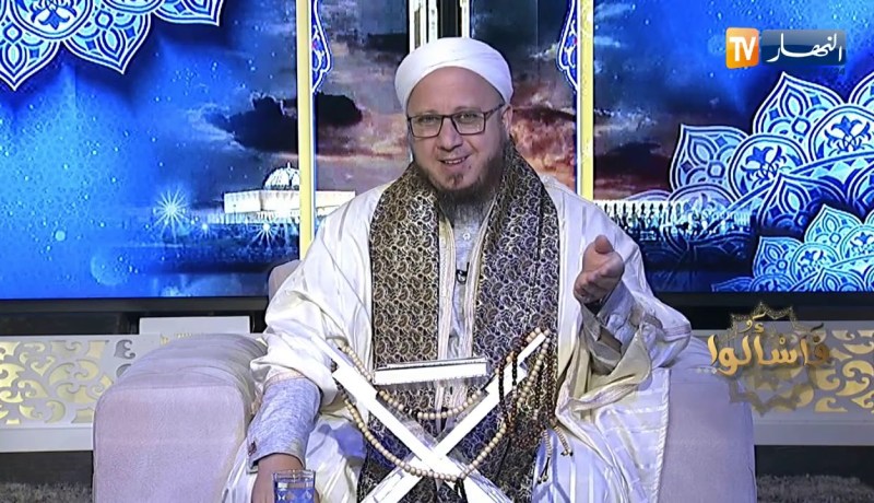 فاسألوا : هل تحسب زكاة التجارة على سعر الشراء أم سعر البيع ؟