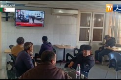 متابعة المحاكمة عبر شاشة النهار في المقاهي والمحلات