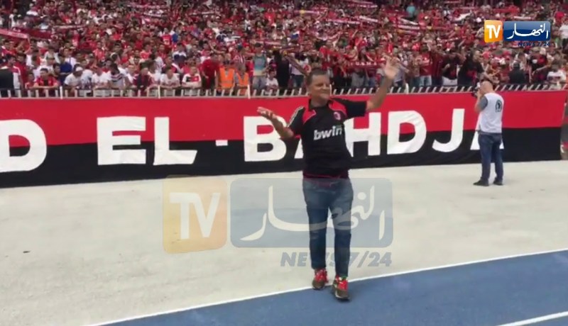 مناصر يزهي أولاد البهجة برقصة فريدة بملعب 5 جويلية