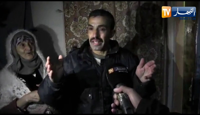 مواطن من سيدي بلعباس يبكي بحرقة: راني مريض و بنتي مريضة و راني نرقد في دار وحدة مع اولادي