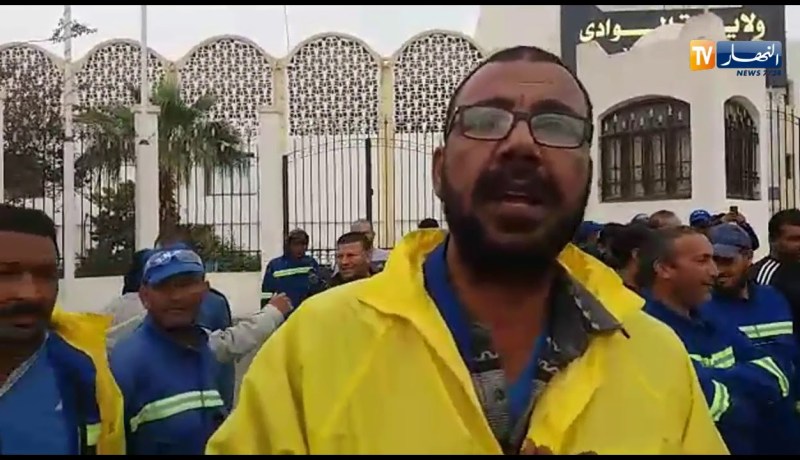 الوادي/ عمال التطهير في مسيرة سليمة إلى مقر الولاية للمطالبة بتحسين ظروف العمل ورحيل المدير وحاشيته