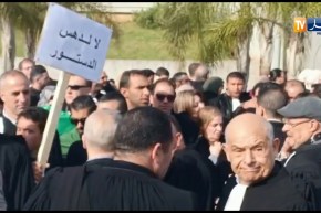 العاصمة/ أصحاب الجبة السوداء في وقفة احتجاجية ضد ولاية رئاسية جديدة