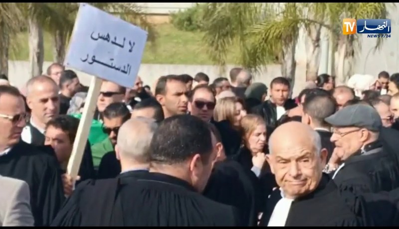 العاصمة/ أصحاب الجبة السوداء في وقفة احتجاجية ضد ولاية رئاسية جديدة