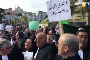 العاصمة: شاهد أصحاب الجبة السوداء ينتفضون أمام مبنى المحكمة العليا