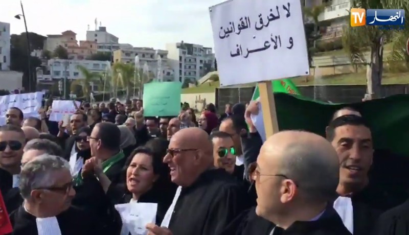 العاصمة: شاهد أصحاب الجبة السوداء ينتفضون أمام مبنى المحكمة العليا