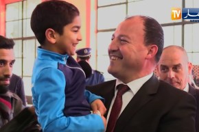 وزير الشباب والرياضة يستعرض مهاراته الرياضية ويبدي إعجابه بإمكانيات الأطفال