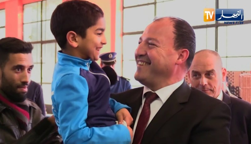 وزير الشباب والرياضة يستعرض مهاراته الرياضية ويبدي إعجابه بإمكانيات الأطفال