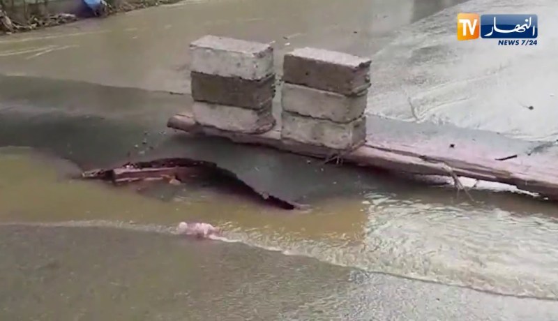 “أمطار طوفانية تتسبب في إنهيار طرق “بالرويسو