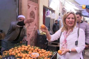 تاجر يهدي برتقالتين لحرم السفير الأمريكي ومرافقها