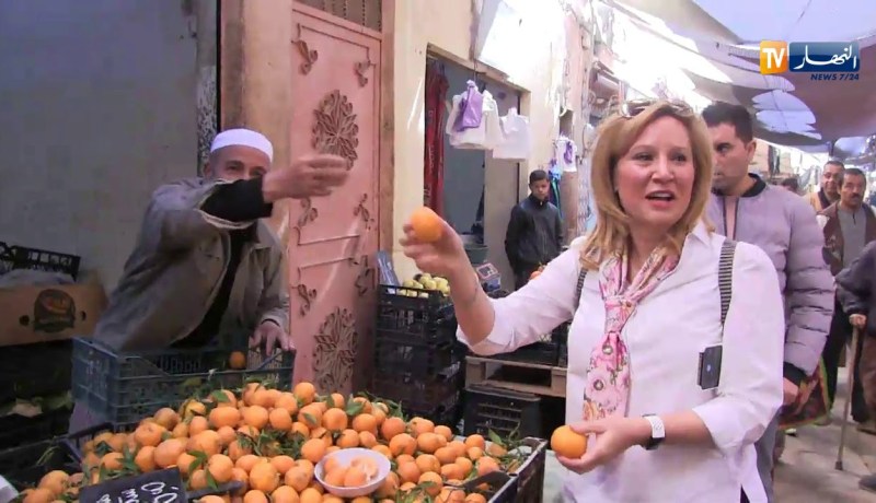 تاجر يهدي برتقالتين لحرم السفير الأمريكي ومرافقها