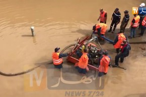 عملية إخراج سيارة غمرتها السيول داخل نفق رويسو