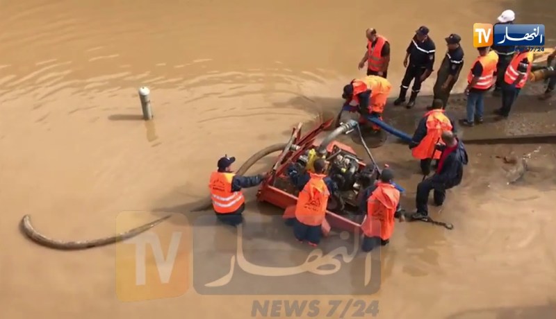 عملية إخراج سيارة غمرتها السيول داخل نفق رويسو