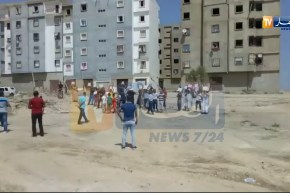 سيدي بلعباس/ إحتجاج العشرات من السكان مطالبين إكمال مشروع 95 مسكن لصيغة lpa