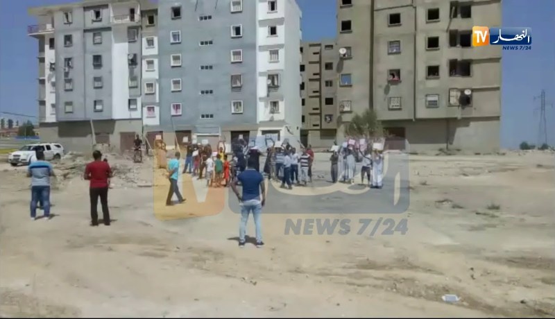 سيدي بلعباس/ إحتجاج العشرات من السكان مطالبين إكمال مشروع 95 مسكن لصيغة lpa