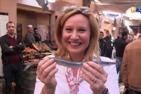 حرم السفير الأمريكي “Karen rose” تتفاجئ بوجود مختلف أنواع السمك بسوق غرداية