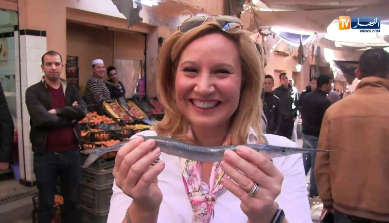 حرم السفير الأمريكي “Karen rose” تتفاجئ بوجود مختلف أنواع السمك بسوق غرداية