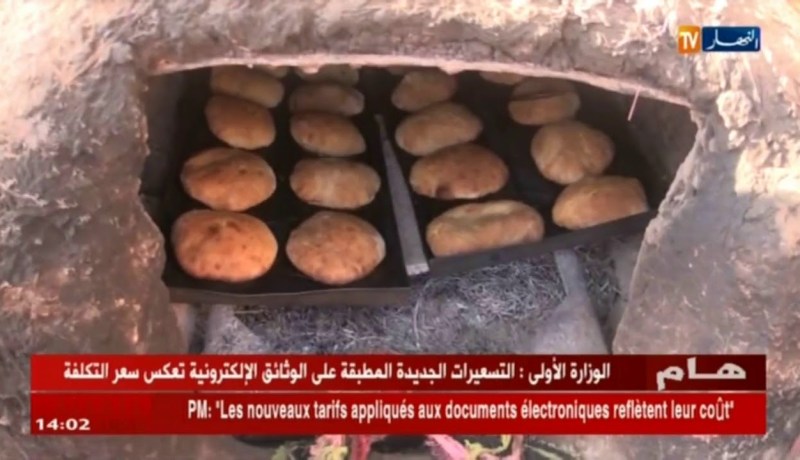 معسكر:بيع الخبز التقليدي في رمضان ….فرصة لزيادة دخل العائلات الفقيرة