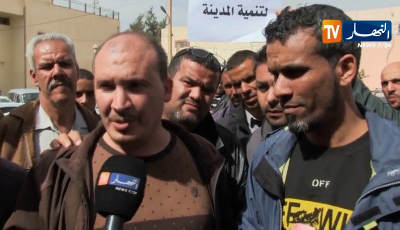 بوسعادة: عمال يحتجون لمطالبة رئيس البلدية بالعدول عن قرار الإستقالة