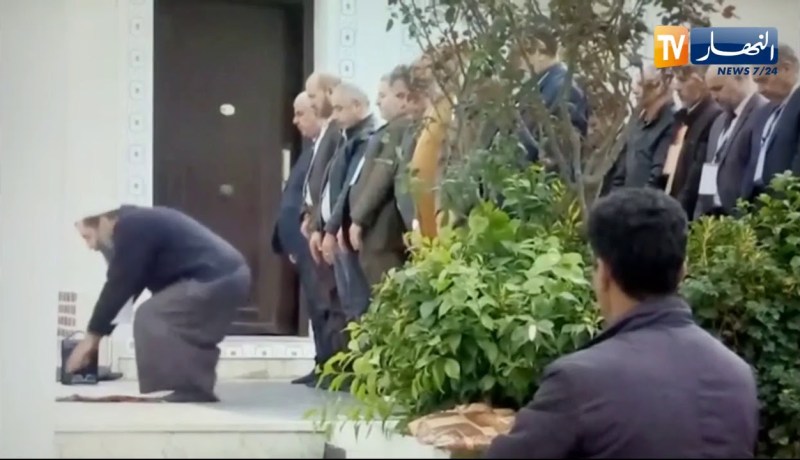 شاهد كمال ڨمازي قيادي في حزب الفيس المحل يؤدي صلاة العصر خلال إجتماع المعارضة