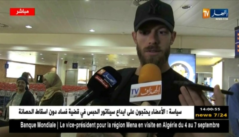 وصول الحارس الجديد للخضر “أليكسندر أوكيدجا” لمطار هواري بومدين