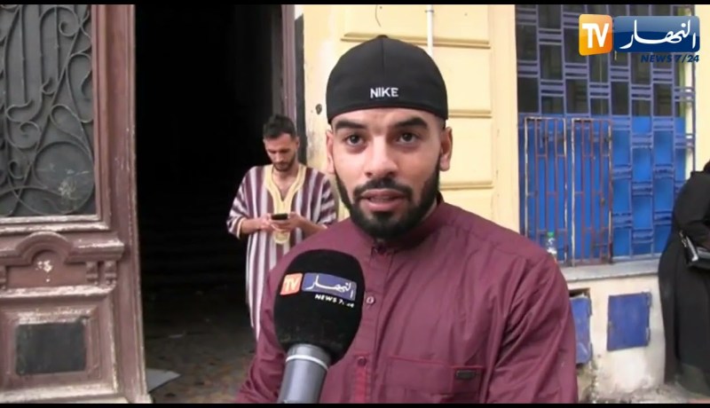 متضـ.ـرر من إنـ.ـهيار عمارة.. حنا طايح علينا درج ورئيس الدائرة في مقهي “بالبيك” بسيدي بلعباس