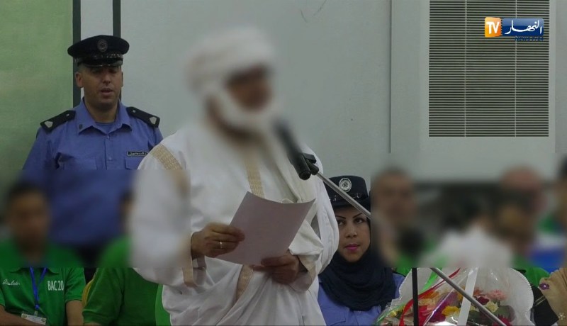 شاهد ..سجين متحصل على شهادة البكالوريا يلقي قصيدة شعرية خلال حفل التكريم