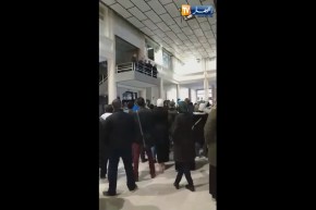 شاهد الكارثة..سقوط أحد الموظفين بالخزينة العمومية من طابق بعد إنهيار “طبقة علوية  “