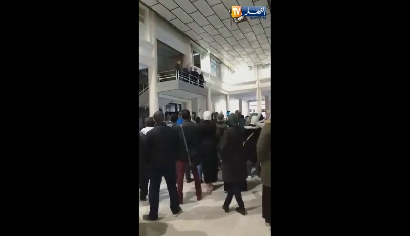 شاهد الكارثة..سقوط أحد الموظفين بالخزينة العمومية من طابق بعد إنهيار “طبقة علوية  “