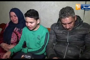 سكيكدة: طفل عايش في حانوت يحكي بحرقة.. “16 سنة نرقد مع بابا وماما” ناكلو الخبز اليابس..تريكو ماعنديش