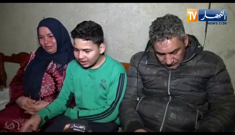 سكيكدة: طفل عايش في حانوت يحكي بحرقة.. “16 سنة نرقد مع بابا وماما” ناكلو الخبز اليابس..تريكو ماعنديش