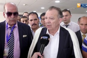 عمال مطار هواري بومدين يكرمون مديرهم على طريقتهم