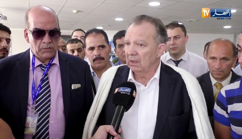 عمال مطار هواري بومدين يكرمون مديرهم على طريقتهم