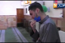 عنابة:مشهد مؤثر تقشعر له الابدان لمؤذن مسجد “الزبير بن العوام” و هو يبكي بحرقة أثناء إقامته للصلاة