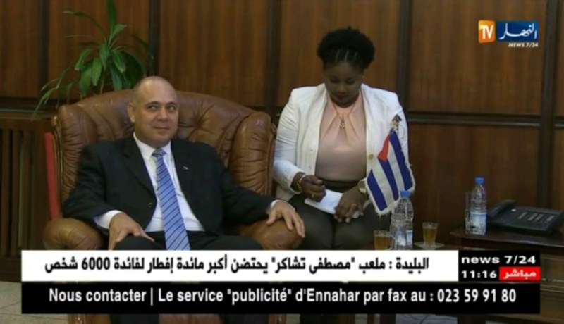 قارورات المياه وأكواب الشاي أمام الوزير الكوبي والوفد المرافق له في رمضان