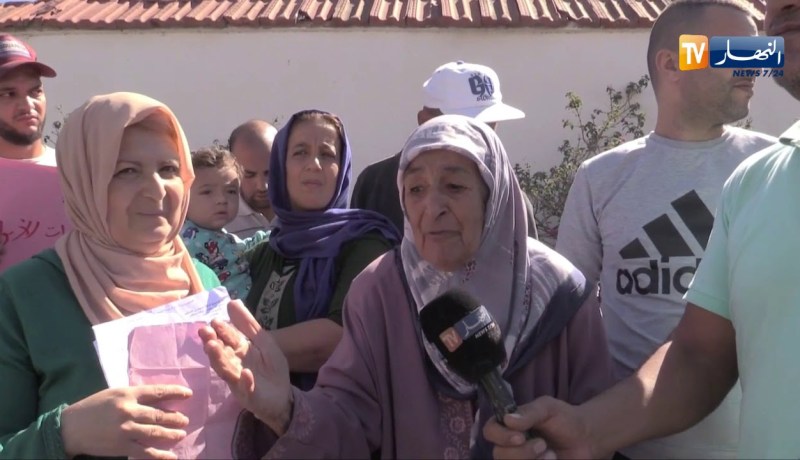 أصحاب السكنات الهشة بمعسكر يحتجون أمام مقر الولاية لترحيلهم قبل فوات الأوان