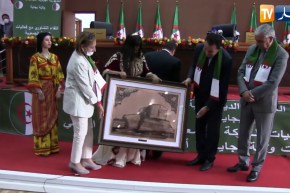 جمعيات المجتمع المدني تكرم مستشار رئيس الجمهورية ببرنوس قبائلي وتحفة أثرية نادرة