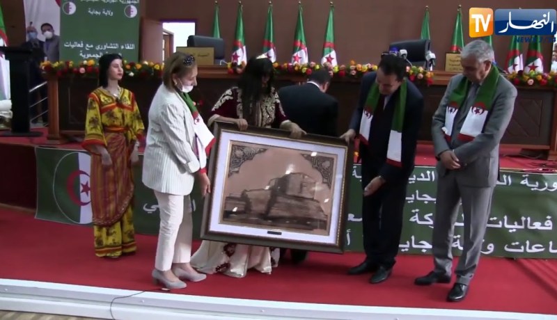 جمعيات المجتمع المدني تكرم مستشار رئيس الجمهورية ببرنوس قبائلي وتحفة أثرية نادرة