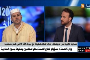 الإستماع للخطبة عن بعد و الصلاة في الرصيف ..جزائريون يستغنون عن المساجد !!