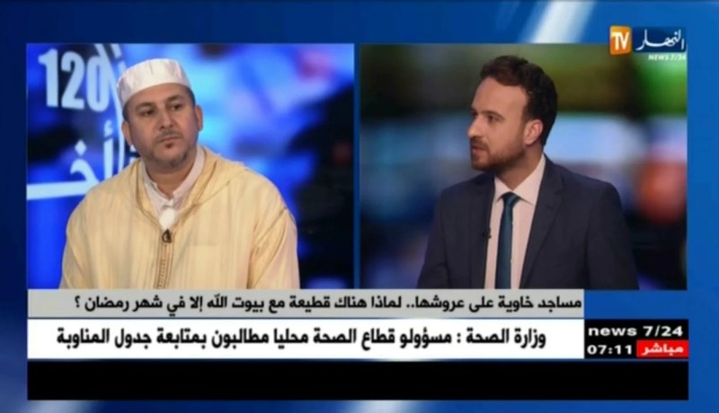 الإستماع للخطبة عن بعد و الصلاة في الرصيف ..جزائريون يستغنون عن المساجد !!