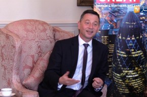 سفير بريطانيا للصحفيين: “إطرحو اسئلتكم حتى بالأمازيغية إذا أردتم”