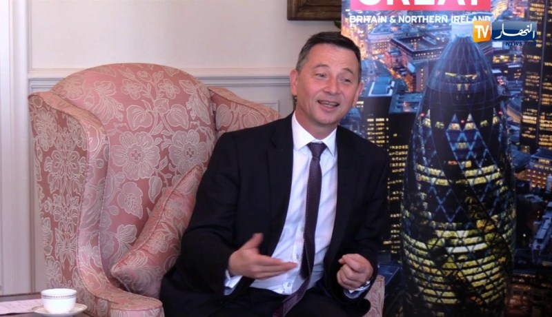 سفير بريطانيا للصحفيين: “إطرحو اسئلتكم حتى بالأمازيغية إذا أردتم”