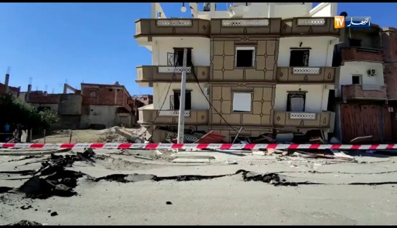 ميلة: مواطنون يحاولون إنقاذ ما يمكن إنقاذه من الفيلا ذات 5 طوابق التي سقطت جراء الزلزال