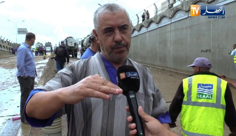 صاحب السيارة التي غمرتها المياه : الشعب يحب يصور..  واحد ما عاوني