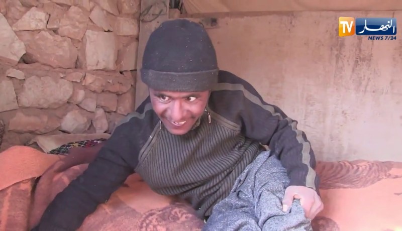 غرداية: زيدان.. شاب يعيش داخل خيمة بلاستيكية في ظروف غير إنسانية