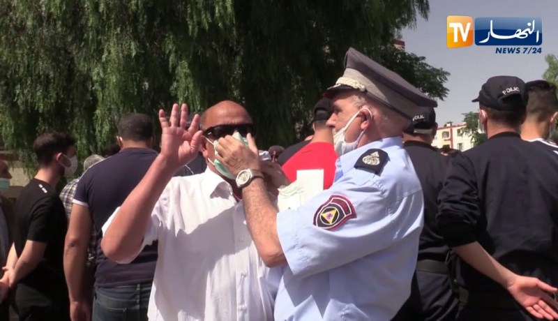 أم البواقي : توزيع 30 ألف كمامة واقية على المواطنين لمنع إنتشار فيروس كورونا