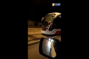 شابان يتعلقان في تراموي بوهران