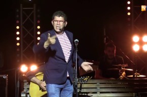 بعزيز يعود ويقدم عرضا فنيا بهيجا على خشبة المسرح الوطني