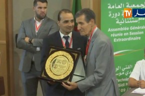 شاهد..الفاف تكرّم الحكام الجزائريين بعد تألقهم قاريا