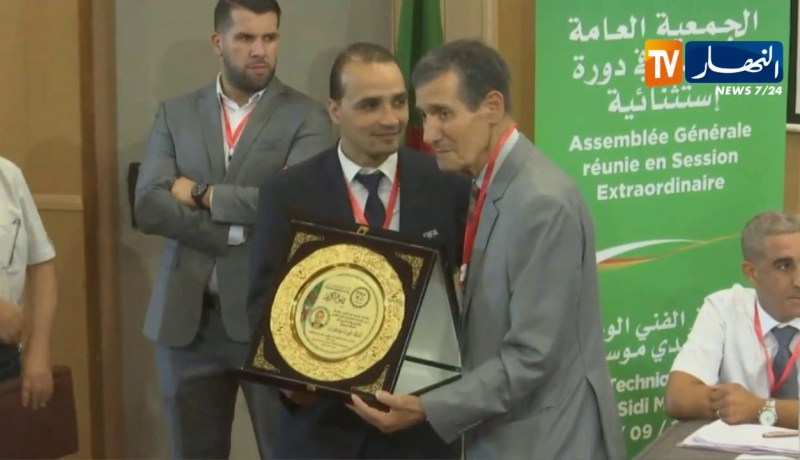 شاهد..الفاف تكرّم الحكام الجزائريين بعد تألقهم قاريا