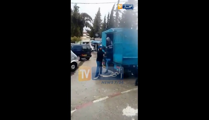 بجاية : “هكذا يتم نقل أطفال المدارس ببلدية ذراع القايد..على متن شاحنات” !!